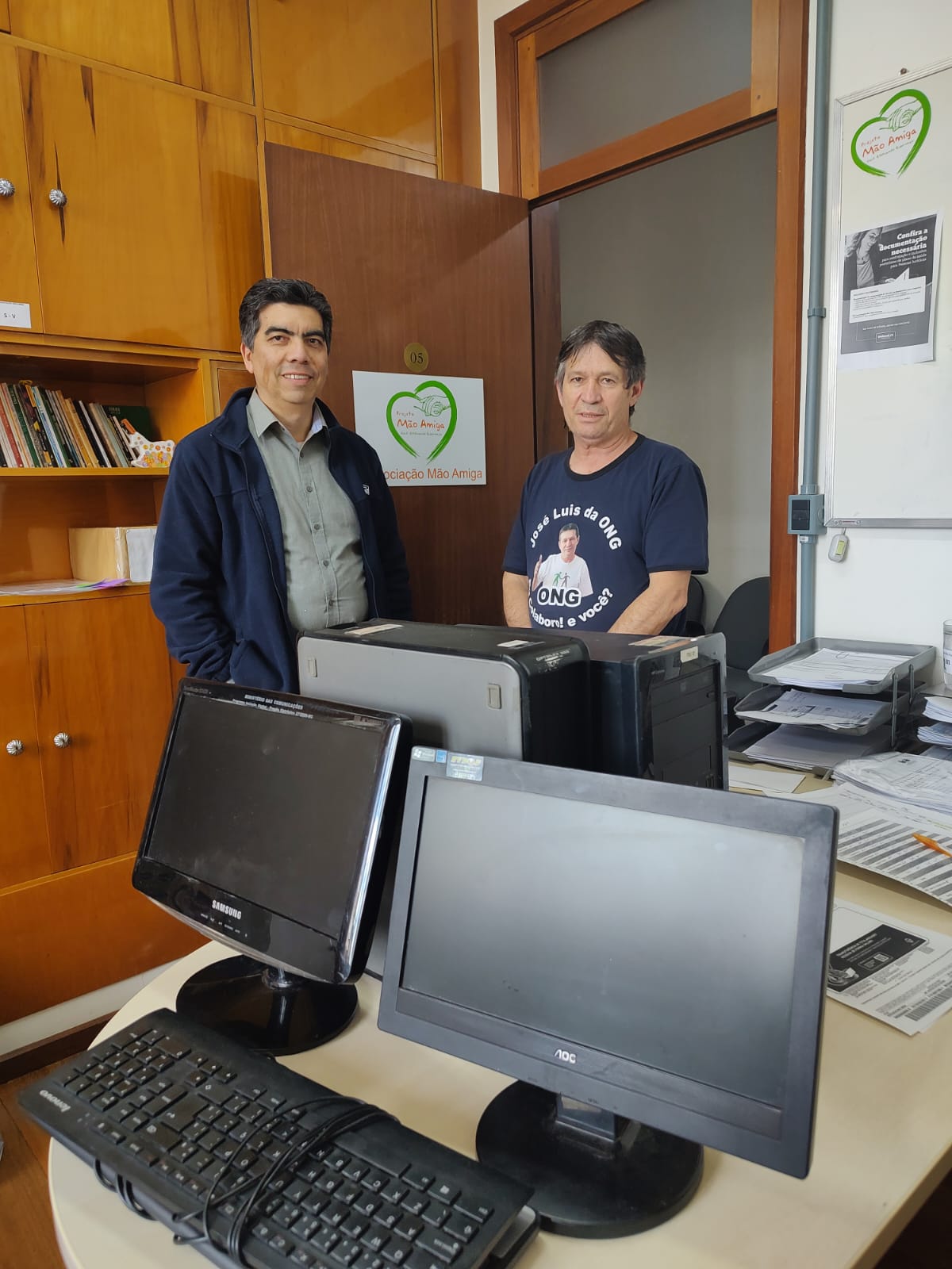 Doação de computadores para entidade mâo Amiga.jpg